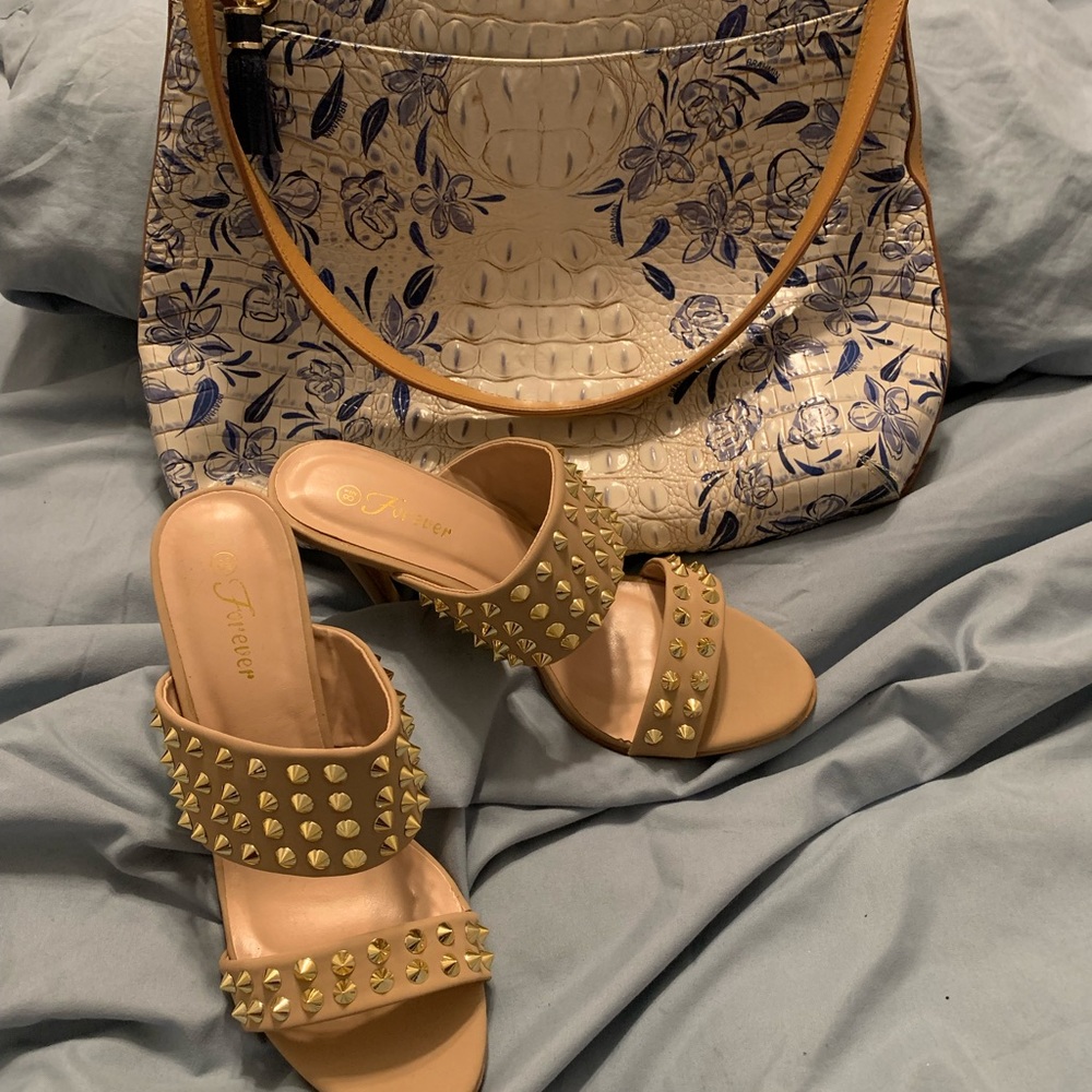 Authentic blue and tan floral. No stains, rips, and purse is in great condition.